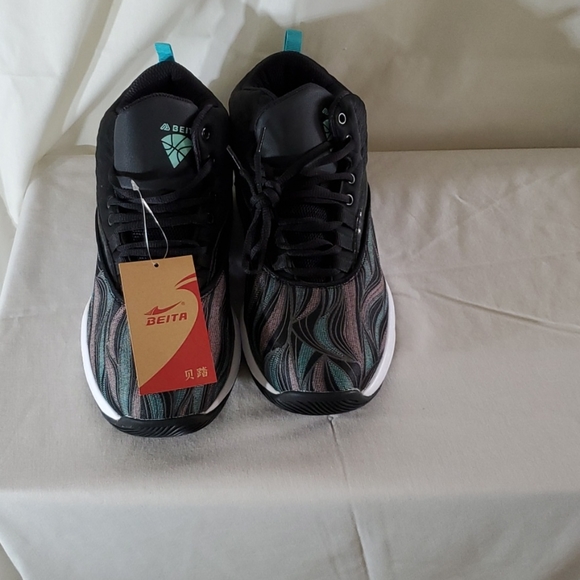 Sneakers - Picture 2 of 3